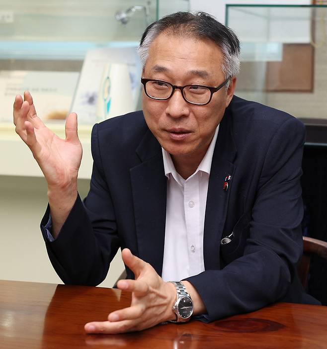 김영선 국방부 유해발굴감식단(국유단) 유가족관리과장이 지난달 28일 서울 동작구 국유단 청사에서 진행한 인터뷰에서 6·25전쟁 전사자 유가족 탐문 업무를 설명하고 있다. 남정탁 기자