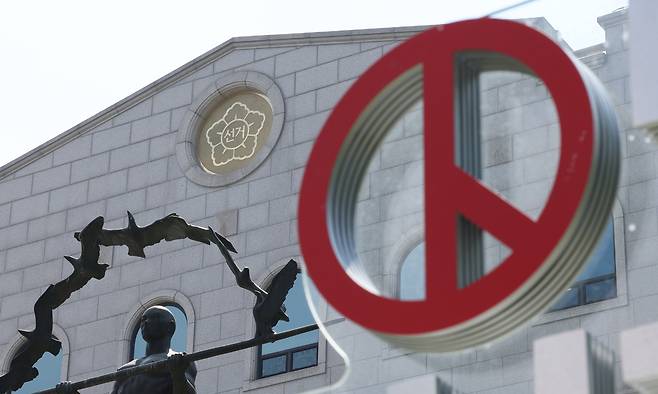 이번주 진상규명 합수본 가동 6·3 지방선거 ‘투표용지 부족 사태’ 진상 규명 검경 합동수사본부(합수본)가 이번주 본격 가동된다. 선관위 서버 압수수색을 마친 합수본은 관련 자료들에 대한 분석을 마치면 선관위 실무자 소환을 시작으로 노태악 전 선관위원장(대법관) 등 윗선을 조사할 예정이다. 여야는 18일 국회 본회의가 열릴 경우 이번 사태와 관련한 국정조사 계획서를 의결한다고 밝혔다. 사진은 15일 경기도 과천시 중앙선거관리위원회 모습. 남정탁 기자