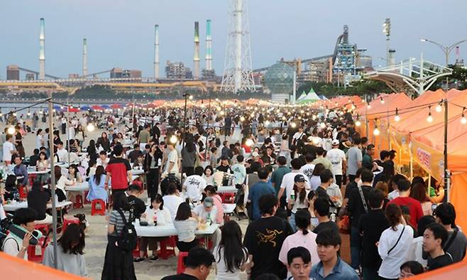 지난 12~14일까지 3일간 포항 송도해수욕장 일원에서 열린 ‘2026 포송마차’ 에 시민들이 북적이고 있다. 포항시 제공
