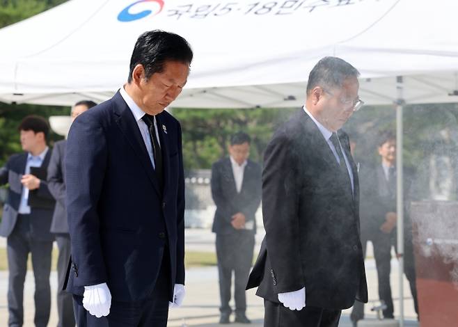 6·3 지방선거 이후 당내 사퇴론에 직면한 정청래(왼쪽) 더불어민주당 대표가 지난 12일 광주 북구 국립 5·18 민주묘지를 찾아 참배하고 있다. 광주 연합뉴스
