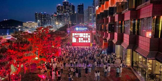 방탄소년단 글로벌 팬들이 파라다이스 호텔 부산에서 BTS THE CITY ARIRANG BUSAN 콘텐츠를 즐기고 있다.