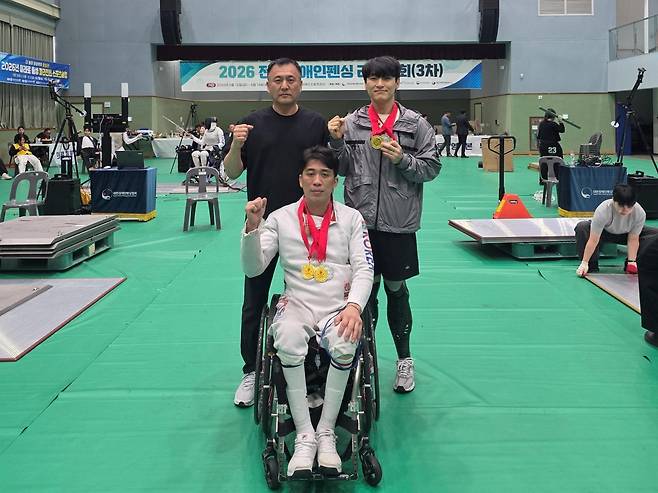 GKL장애인 펜싱팀이 2026 춘계 전국장애인펜싱선수권대회에서 우수한 성적을 거두고 기념촬영을 하고 있다. (앞줄 박천희 선수, 뒷줄 왼쪽부터 박상민 감독, 심재훈 선수)