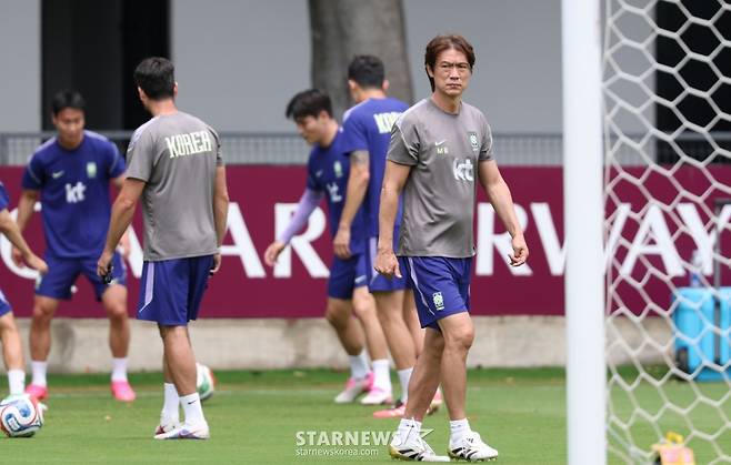 대한민국 축구 국가대표팀이 2026 북중미월드컵 A조 2차 예선을 앞두고 14일 멕시코 과달라하라 치바스 베르데 바예에서 훈련을 진행했다. 홍명보 감독이 상념에 잠긴 채 선수들의 훈련을 바라보고 있다. /사진=김진경 대기자