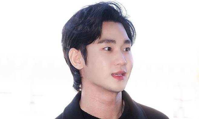 MBCs Straight reported that audio recordings regarding allegations of actor Kim Soo-hyun dating a minor were fabricated, and that the informant used these files to demand money from the agency and engage in blackmail. It was revealed that informant A caused confusion by delivering audio files with different content to the Horizontal and Vertical Research Center and Kim Soo-hyuns agency.According to the broadcast, informant A approached Kim Soo-hyuns agency and presented a recording denying the relationship, but provided the Horizontal and Vertical Research Center with a recording admitting to dating during their minor years. Kim Soo-hyuns legal representative pointed out that the very existence of multiple versions of the file with different content serves as evidence proving the possibility that the material was fabricated.Kim Se-eui, the representative of the Horizontal and Vertical Research Center, denied the allegations of evidence fabrication prior to the broadcast and mentioned verification by the National Forensic Service; however, Kim Soo-hyuns side has been protesting their innocence, claiming that the released materials differ from the facts. This report has specifically revealed the identity of the informant behind the allegations and the financially motivated Blackmail – Cinémix Par Chloé activities.