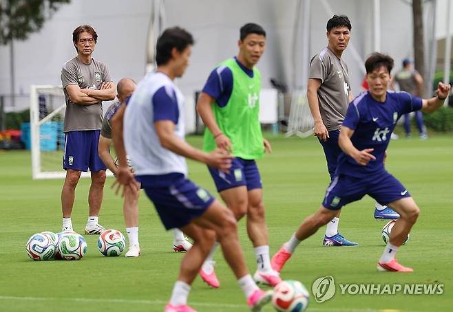 훈련 지켜보는 홍명보 감독 (사포판[멕시코 할리스코주]=연합뉴스) 신준희 기자 = 2026 북중미 월드컵에 출전한 한국 축구 국가대표팀 홍명보 감독이 14일(현지시간) 오전 멕시코 과달라하라 인근 사포판의 치바스 바예 베르데에서 멕시코와의 조별리그 2차전을 대비해 훈련하는 선수들을 바라보고 있다. 2026.6.15 hama@yna.co.kr