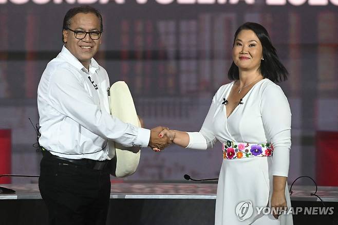 페루 대선 결선투표서 만난 산체스와 후지모리 후보  [AFP=연합뉴스]