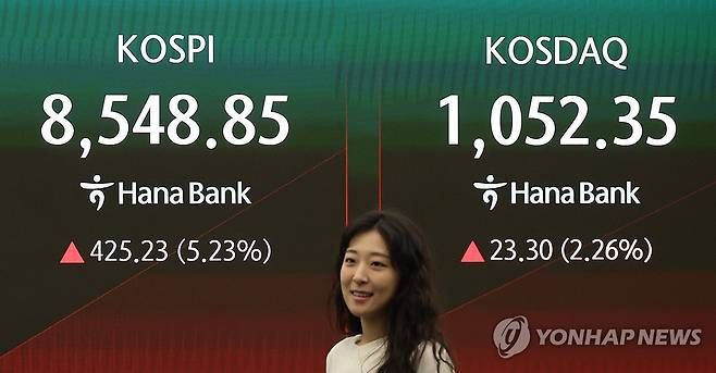 종전 합의에 5% 급등 출발한 코스피 (서울=연합뉴스) 임화영 기자 = 코스피가 미·이란 전쟁 종전합 의에 힘입어 상승 출발한 15일 서울 중구 하나은행 딜링룸 현황판에 코스피가 표시되고 있다. 2026.6.15 hwayoung7@yna.co.kr