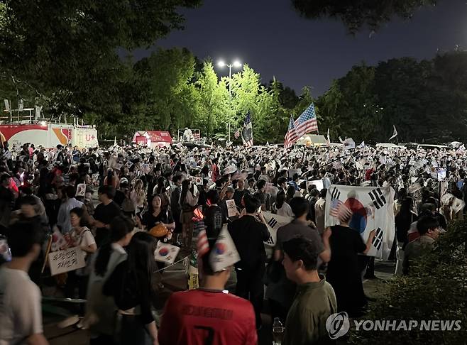 잠실개표소 시위 금요일밤 또 커져 (서울=연합뉴스) 한지은 기자 = 6·3 지방선거 투표용지 부족 사태로 촉발된 잠실 개표소 봉쇄 시위가 주말을 앞두고 12일 저녁 다시 규모를 커져 인파로 북적이고 있다. 2026.6.12 writer@yna.co.kr