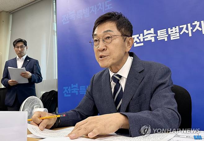 기자간담회하는 신형식 인수위원장 (전주=연합뉴스) 임채두 기자 = 신형식 전북특별자치도지사직 인수위원회 위원장이 15일 도청에서 기자간담회를 하고 있다. 2026.6.15 doo@yna.co.kr