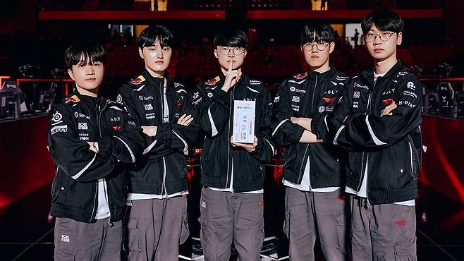 MSI 5연속 진출 확정한 T1 왼쪽부터 '케리아' 류민석, '페이즈' 김수환, '페이커' 이상혁, '오너' 문현준, '도란' 최현준