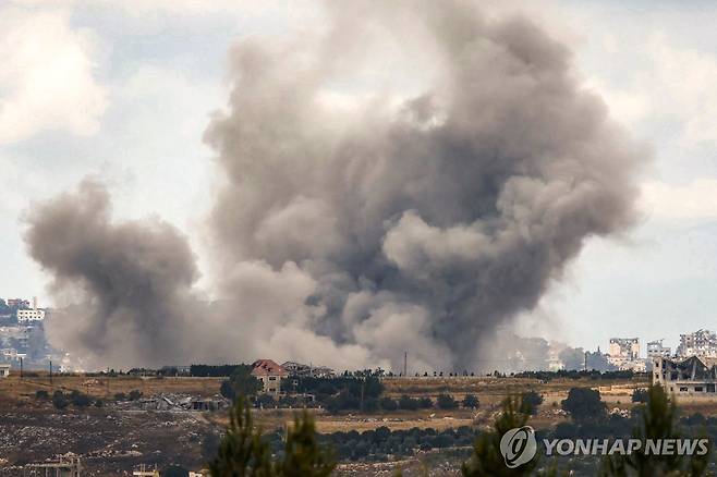 이스라엘의 레바논 남부 공격 (마르자윤 [레바논] AFP=연합뉴스) 2026년 6월 14일 레바논 남부의 크파르 티브닛 마을 근처에서 이스라엘군의 폭격으로 피어오르고 있는 연기를 인근 마르자윤에서 촬영한 모습. (Photo by AFP) 2026.6.15.