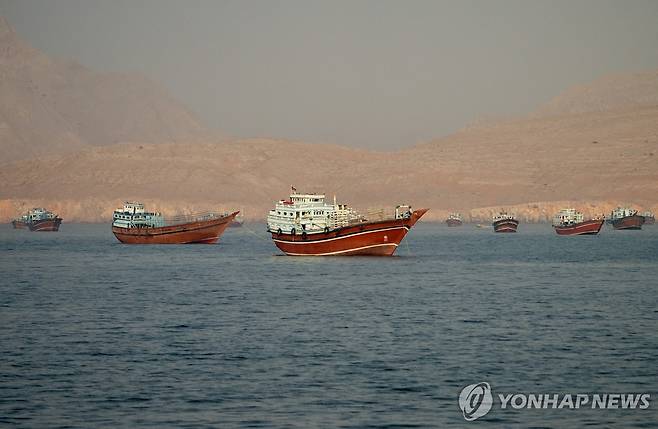 미·이란전 종전 앞둔 호르무즈 해협 14일(현지시간) 오만 무산담 반도에서 바라본 호르무즈 해협에 선박들이 정박해 있다. [로이터=연합뉴스. 재판매 및 DB 금지]
