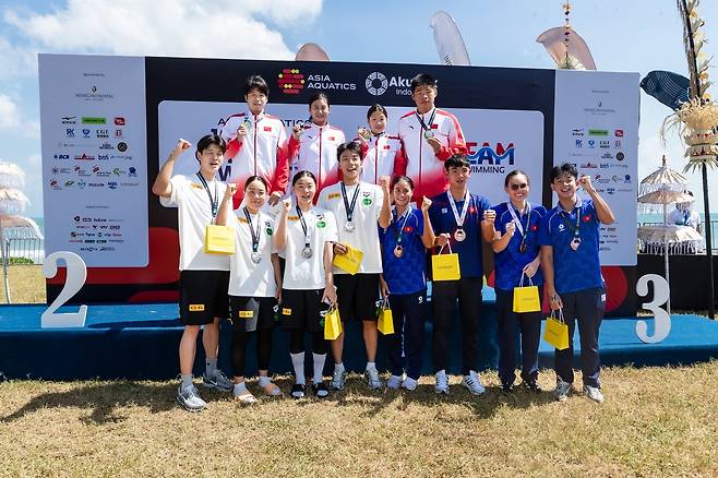 혼성 단체전 메달을 목에 건 한국 오픈워터스위밍 대표팀 [대한수영연맹 제공. 재판매 및 DB 금지]
