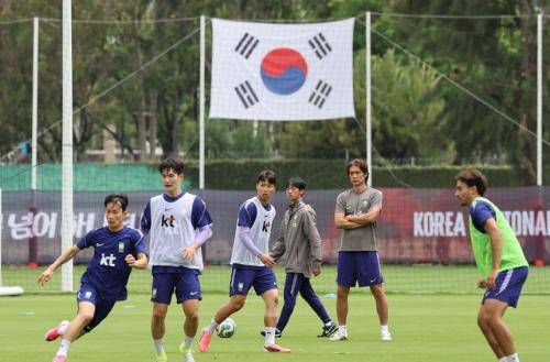 ◇2026 북중미 월드컵 1차전에서 승리하고 멕시코와 2차전을 앞둔 한국 축구 국가대표팀의 홍명보 감독이 15일(한국시간) 멕시코 과달라하라 인근 사포판의 치바스 바예 베르데에서 팀 훈련을 지켜보며 생각에 잠겨 있다. 사진=연합뉴스