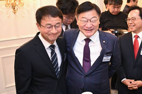 6.3지방선거 투표용지 부족 사태 국정조사에 합의한 더불어민주당 한병도 원내대표와 국민의힘 정점식 원내대표가 16일 서울 영등포구 여의도 CCMM빌딩에서 열린 2026 국민공공정책포럼에 참석해 대화하고 있다. /연합뉴스