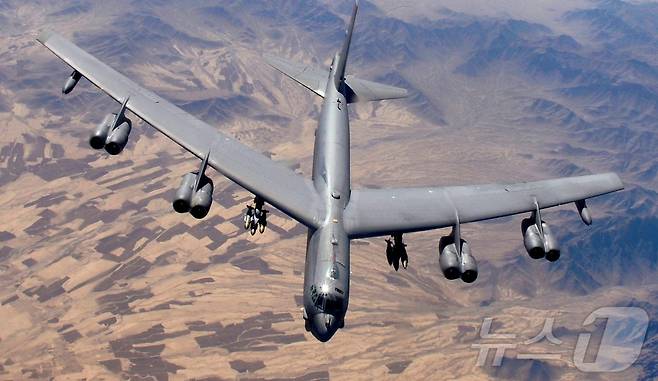 B-52 스트래토포트리스가 아프가니스탄 상공에서 근접 공중 지원 임무를 수행하기 위해 공중 급유를 준비하고 있다. 2025.7.22 ⓒ 로이터=뉴스1