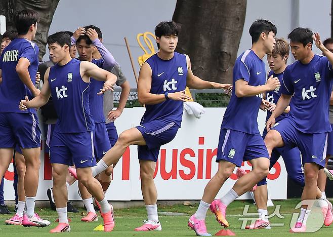 2026 북중미 월드컵에 출전하는 대한민국 축구 국가대표팀 김태현(왼쪽 제번째)을 비롯한 선수들이 15일(현지시간) 멕시코 과달라하라 인근 사포판에 위치한 베이스캠프 훈련장 치바스 바예 베르데에서 훈련을 하고 있다. 2026.6.16 ⓒ 뉴스1 임세영 기자