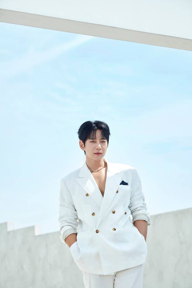 Singer Hwang Chi-yeul has unveiled a new charm by releasing the first concept photos for his summer album, I LOVE SUMMER. In the released photos, Hwang Chi-yeul is seen wearing an all-white suit, exuding a refreshing yet gentle atmosphere that has heightened anticipation for the new release.In the images released on Ten2 Entertainments official social media on the 15th, Hwang Chi-yeul radiated deep gaze and charisma against a backdrop of a wide-open sky. This album holds deep significance as it marks Hwang Chi-yeuls first summer album since his debut.I LOVE SUMMER contains a total of five songs, including the title track Our Summer, which captures various emotions such as love and heartbreak. Through this album, Hwang Chi-yeul plans to capture the emotions of listeners this summer. Meanwhile, Hwang Chi-yeuls new album I Love Summer will be released on various music sites at 6 p.m. on the 26th.