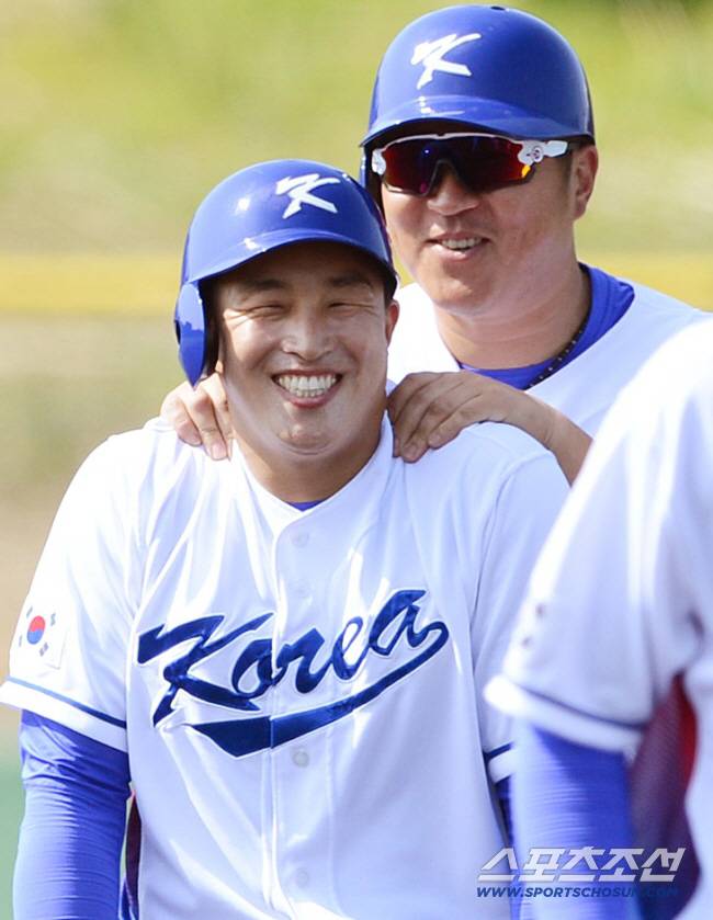 김인식 감독이 이끄는 WBC(월드베이스볼클래식) 대표팀이 21일 일본 오키나와 구시카와구장에서 훈련을 했다. 손아섭이 최형우가 자신의 어깨를 주물러주자 간지럼을 타며 웃고 있다.
오키나와=정재근 기자 cjg@sportschosun.com/2017.02.21/