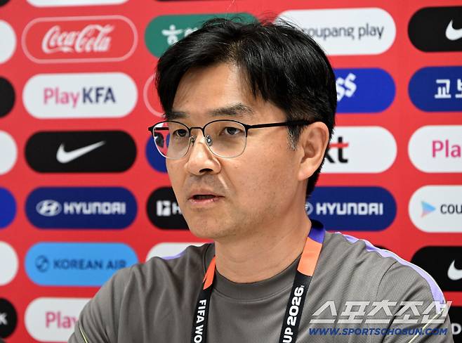 16일(한국시각) 멕시코 과달라하라 인근 사포판 월드컵대표팀 베이스캠프 훈련장 치바스 베르데 바예에서 진행된 대한민국 월드컵 대표팀의 공식 훈련. 한덕현 축구 국가대표팀 멘탈코치가 인터뷰를 하고 있다. 사포판(멕시코)=허상욱 기자wook@sportschosun.com/2026.06.16/