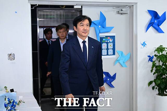 조국 전 조국혁신당 대표가 6·3 지방선거 패배 이후 당 대표직을 내려놓으면서, 혁신당이 신임 원내대표 선출과 전당대회 준비에 착수하며 본격적인 당 체제 정비에 들어갔다. 사진은 조 전 대표가 4일 오전 경기 평택시 선거사무소에 낙선 인사를 전하기 위해 들어서는 모습. /남윤호 기자