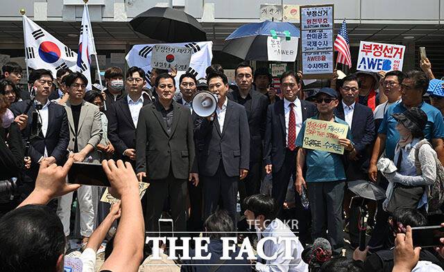 장동혁 국민의힘 대표가 16일 오후 '6·3 지방선거 투표용지 부족 사태'로 봉쇄 시위를 하고 있는 서울 송파구 올림픽공원 핸드볼경기장을 찾아 발언하고 있다. /서예원 기자