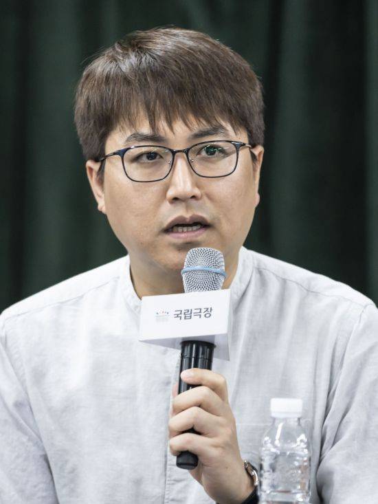 김백찬 작곡가 인공지능(AI) '지음'과의 신작 작곡 과정에 대해 설명하고 있다. 국립국악관현악단