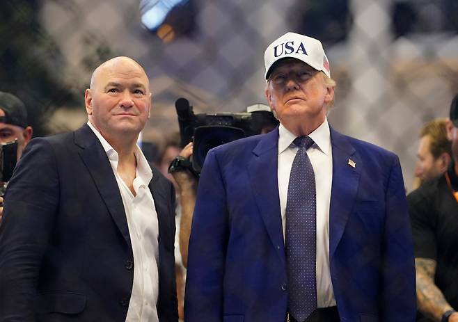 도널드 트럼프 미국 대통령(오른쪽)과 데이나 화이트 UFC 회장 겸 최고경영자(CEO). /EPA 연합뉴스