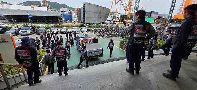 지난 4월 28일 한화오션 노조가 한화오션 제조총괄 사무실에 있던 집기류를 무단 반출하고 있다. /한화오션