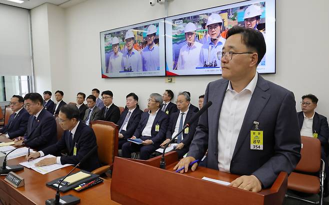 임춘근 서울시 도시기반시설본부장이 지난달 18일 서울 여의도 국회에서 열린 행정안전위원회 전체회의에서 'GTX 삼성역 공사' 관련 의원 질의에 답하고 있다. /남강호 기자
