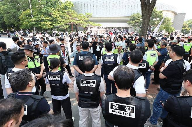 6·3 지방선거 '투표용지 부족 사태'로 12일째 잠실 개표소 봉쇄 시위가 이어지고 있는 16일 경찰과 대한체육회 등관계자들이 서울 송파구 올림픽공원 핸드볼경기장 진입을 시도하다 시위대와 대치하고 있다. /뉴스1