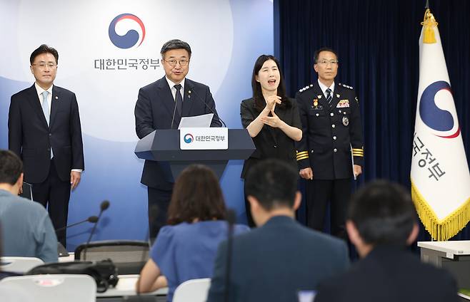 윤호중 행정안전부 장관이 16일 서울 종로구 정부서울청사 본관 브리핑실에서 열린 '국민참정권 침해와 잠실 개표소 인근 집단시위 관련 관계부처 대국민 담화문 발표'에서 발언하고 있다. /연합뉴스