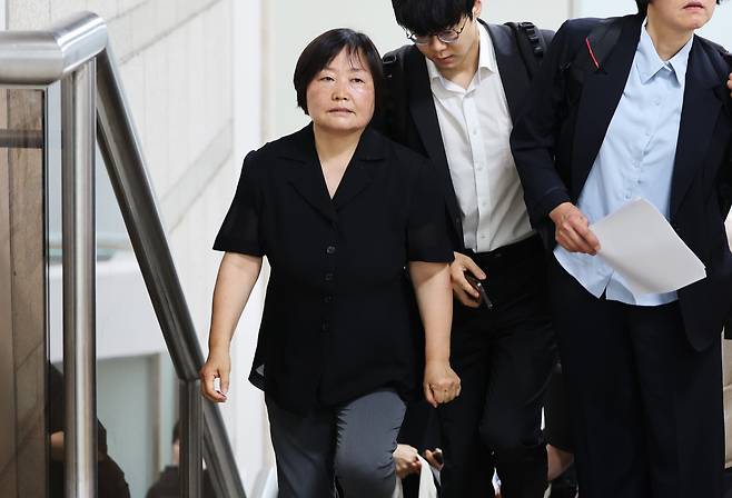 국가보안법 위반 혐의로 구속영장이 청구된 한명희 민중민주당 대표가 16일 서울 서초구 서울중앙지방법원에서 열린 구속 전 피의자 심문(영장실질심사)에 출석하고 있다. /뉴스1