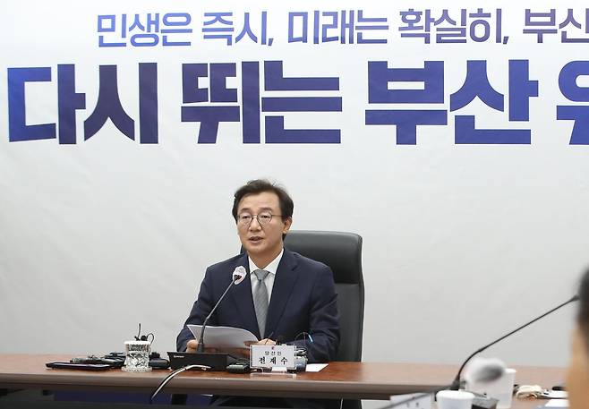 전재수 부산시장 당선인이 10일 부산 상수도사업본부에서 열린 인수위원회 출범식에서 발언하는 모습. 뉴스1