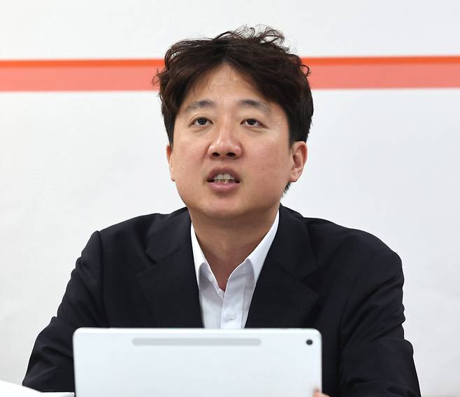 이준석 개혁신당 대표가 1일 오전 인천 현장 중앙선거대책위원회의가 열린 인천 연수구의 정승연 연수갑 국회의원 보궐선거 후보 선거사무소에서 발언하고 있다.  2026.06.01 뉴시스