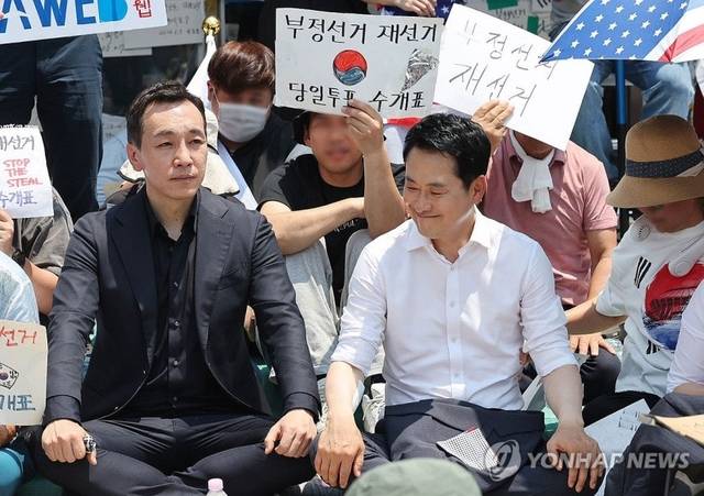 6·3지방선거 투표용지 부족 사태로 촉발된 잠실 개표소 봉쇄 시위가 이어진 16일 국민의힘 장동혁 대표, 김민수 최고위원이 서울 송파구 올림픽공원 핸드볼경기장 개표소 앞에 자리를 잡고 앉아 있다. 연합뉴스