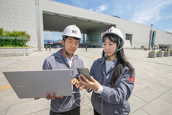 KT 직원들이 국립중앙박물관 경내에서 통신 품질을 선제적으로 점검하고 있다.