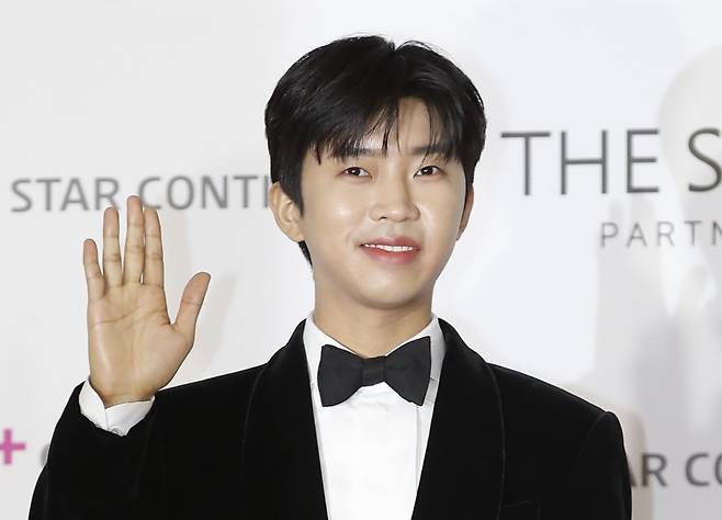 가수 임영웅과 소속사 물고기뮤직이 자신의 생일을 기념해 팬클럽 '영웅시대'의 이름으로 총 2억원의 기부금을 전달했다. /사진=뉴스1