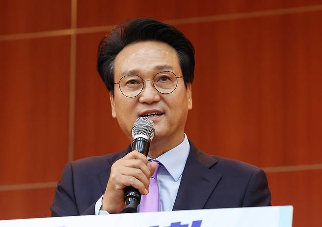 안민석 경기도교육감 당선인이 15일 경기 수원시 팔달구 경기아트센터에서 열린 민선 6기 경기도교육감직 인수위원회 출범식에서 인사말을 하고 있다. 뉴스1