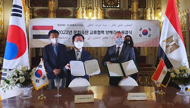 2022년 1월21일 이집트 카이로 마니얼팰리스에서 김현모(앞줄 왼쪽) 문화재청장과 모스타파 와지리 이집트 국가유물최고위원회 사무총장이 업무협약을 체결한 뒤 기념 촬영하고 있다. 이 협약으로 한국은 룩소르 라메세움 신전 복원 등 이집트 문화유산 복원과 문화유산의 디지털화 사업을 지원하기로 했다. 문화재청 제공