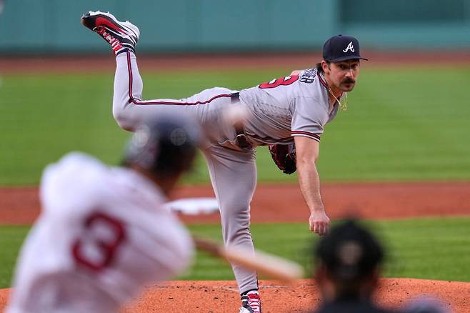<yonhap photo-1774=""> Atlanta Braves starting pitcher Spencer Strider delivers to Boston Red Sox's Ceddanne Rafaela during the first inning of a baseball game, Tuesday, May 26, 2026, in Boston. (AP Photo/Charles Krupa)/2026-05-27 08:41:33/ <저작권자 ⓒ 1980~2026 ㈜연합뉴스. 무단 전재 재배포 금지, AI 학습 및 활용 금지></yonhap>
