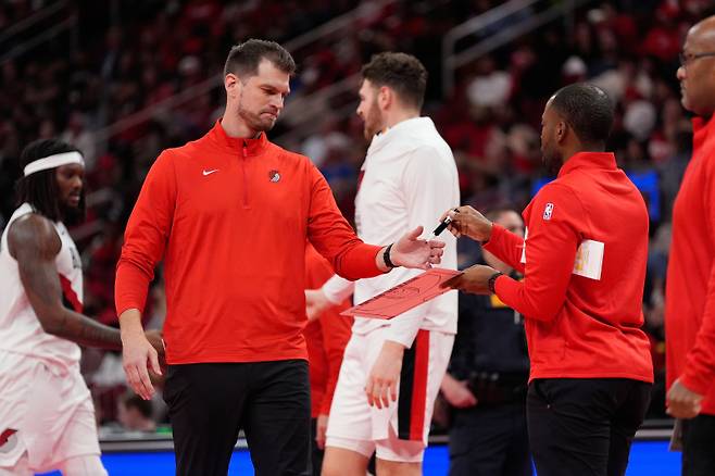 <yonhap photo-2347=""> Portland Trail Blazers interim head coach Tiago Splitter, left, takes a clipboard during timeout in the second half of an NBA Cup basketball game against the Houston Rockets in Houston, Friday, Nov. 14, 2025. (AP Photo/Ashley Landis)/2025-11-15 12:37:49/ <저작권자 ⓒ 1980~2025 ㈜연합뉴스. 무단 전재 재배포 금지, AI 학습 및 활용 금지></yonhap>