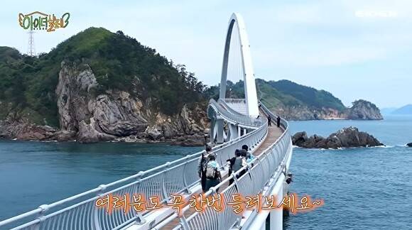 고군산군도 섬잇길을 찾은 관광객들  [사진=군산시 ]