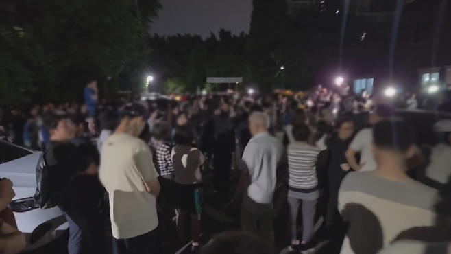 지난 3일 서울 일부 투표소에서 투표용지가 부족해 유권자들이 장시간 대기하고 있다.