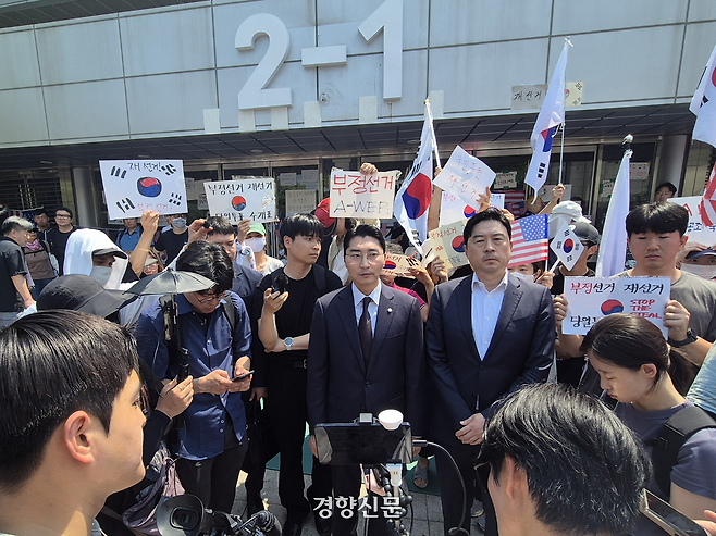 박준태 국민의힘 의원(당대표 비서실장)이 16일 서울 송파구 올림픽공원 개표소 봉쇄 시위 현장 앞에서 입장을 밝히고 있다. 김태욱 기자