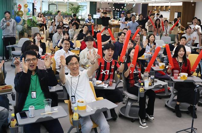 12일 월드컵 A조 한국과 체코 경기가 열린 가운데 서울 강남구 역삼동 GS타워에서 GS리테일 임직원들이 응원하는 모습. 연합뉴스