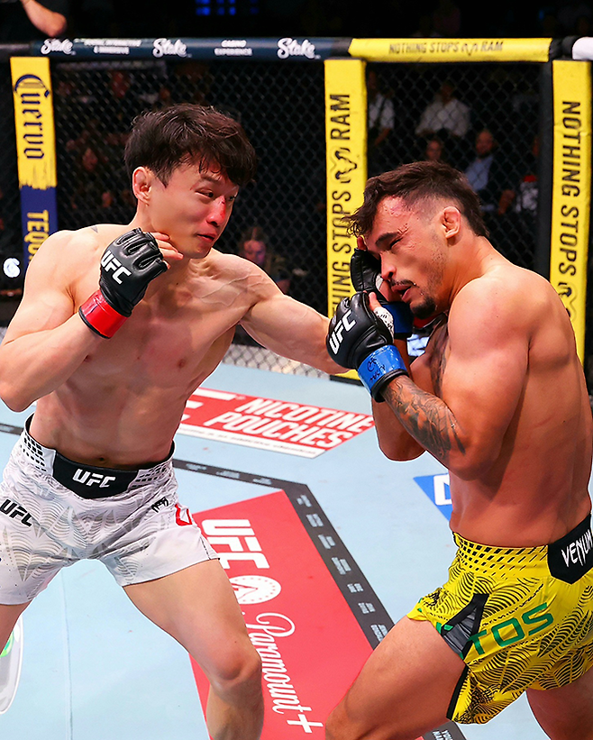 명예의 전당 헌액자 ‘코리안 슈퍼보이’ 최두호가 2026년 5월 미국 네바다주 엔터프라이즈 메타 에이펙스 UFC 파이트 나이트 276 코-메인이벤트에서 다니에우 구스타부 곤자가 산투스를 공격하고 있다. 이날 UFC 페더급 5번째 다운을 뺏었다. 사진=TKO