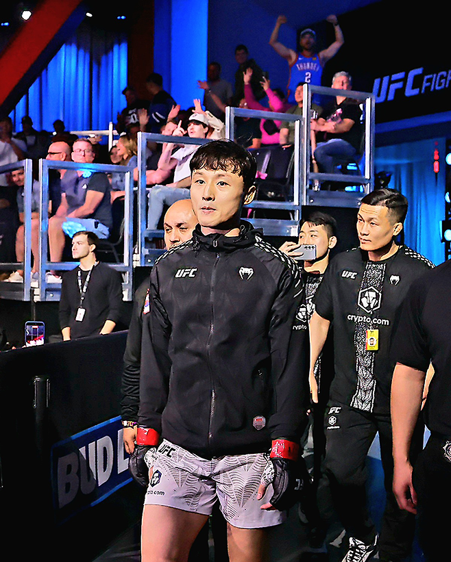 2026년 5월 UFC 파이트 나이트 276 코-메인이벤트를 위해 미국 네바다주 엔터프라이즈 메타 에이펙스에 입장하는 명예의 전당 헌액자 ‘코리안 슈퍼보이’ 최두호. 지도자 겸 에이전트를 맡고 있는 코리안좀비MMA 정찬성 관장이 세컨드로 뒤를 따르고 있다. 사진=TKO