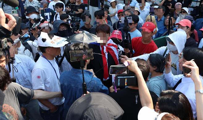 16일 오전 서울 올림픽공원 핸드볼경기장 앞 6·3 지방선거 투표용지 부족 사태를 규탄하는 시위 현장에서 일부 시민들이 시위대와 논의하기 위해 투입된 경찰을 촬영하고 있다./사진=뉴시스.