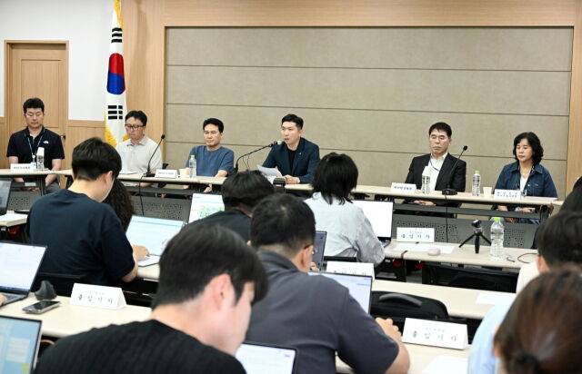 유승민 회장(위 오른쪽에서 세 번째)이 15일 공동 기자회견에서 의견을 밝히고 있다. /대한체육회 제공